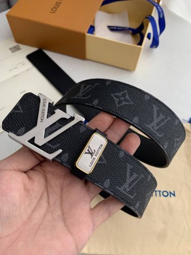 品名： Lv..路易..威登原单 型号：新款纯钢材质挂扣，图片实物拍摄 材料：头层牛皮，挂扣系列，纯钢质扣头，钯镀电镀工艺永不掉色。经典黑老花皮底，专柜同等质量
