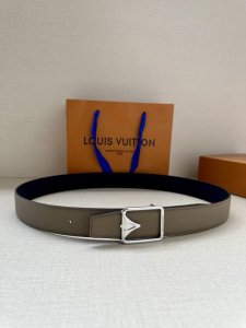 特 Lv 3.4宽 Attract 双面腰带拥有微弧形边缘和摩登形状末端，再为金属 Lv 搭结构。经典色彩和不同纹理呈现两式风尚，实现多种造型可能。