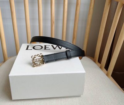 Loewe 罗意威 专柜最新同款腰带 平纹牛皮革腰带 配有loewe Anagram针扣 卓越的工艺 个性的造型 精美的材质 宽:2.0Cm