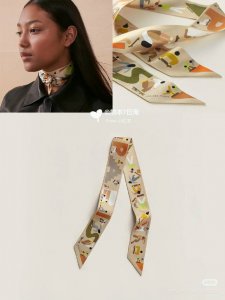 爱马仕Hermes “自由姿態 ”Twilly小丝巾Twilly真丝缎带 100%桑蚕丝 。这款小巧的真丝配饰佩戴方式千变万化，可为您的日常造型增添灵动妙趣！法