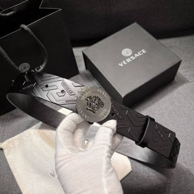 特 范思哲 宽4.0cm 新款 腰带由柔软的Greca压花皮革于意大利精制而成，饰有Medusa搭扣 Medusa搭扣 Greca压花