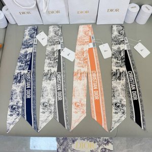 Dior25年新款春季丝巾，款款都美，挑不过来了，修长版型搭配尖头设计，款式经典别致。背面饰以对比鲜明的“Christian Dior”标志提花条形图案。可与各