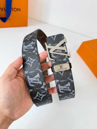 品名： Lv..路易..威登腰带皮带原单 型号：挂扣，经典纯钢材质挂扣，头层牛皮，图片实物拍摄 材料：头层牛皮，挂扣系列，纯钢材质扣头，钯镀电镀工艺永不掉色。原 - 点击图像关闭
