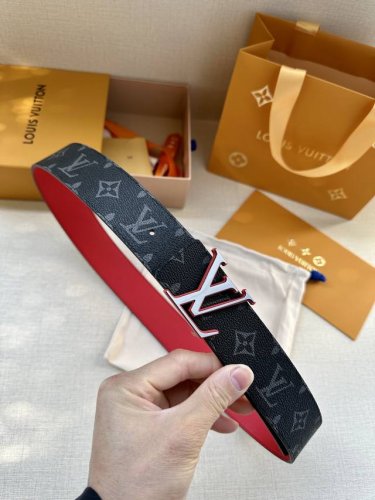 特 本款 Lv Initiales 双面腰带选用经典 Monogram Eclipse 帆布和亮色牛皮革，与 Lv Initiales 搭扣映衬鲜明对