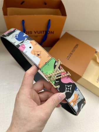 特 本款4.0宽Lv Initiales 双面腰带出自 Lv Portrait 系列，以拼接图案诠释团结和沟通主题。男女面孔之间穿插 Monogram 元素，光 - 点击图像关闭