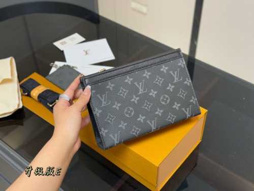 配折叠盒 Size：22.15Cm Lv 男士二合一 可以解锁很多种组合背法 堪比乐高[调皮][调皮][调皮] 原单渠道货哦！ 质量你懂！