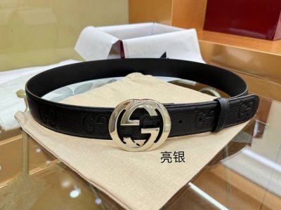 -互扣式双G以亮光调配件亮眼呈现，致敬品牌悠久传承。这款腰带以黑色Gg Supreme帆布匠心打造。 黑色Gg Supreme帆布 黑色皮滚边 本款腰带适用低腰