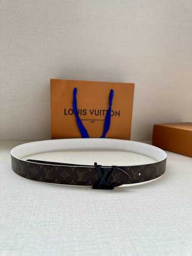 3.0宽Lv Flowergram Round 双面腰带以新颖视角解读路易威登经典元素，令圆瓣 Monogram 花卉化为瞩目金属搭扣。Monogram Emp