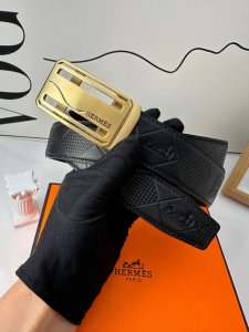 特 品牌：H新款进口3. 5自动扣头层小牛皮，手感细腻柔软。搭配纯钢自动精品钢扣，男士必备！宽度： 3.5Cm自动钢扣头层牛皮皮带
