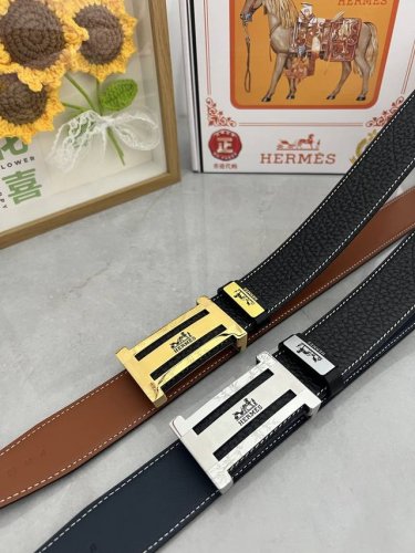 品名：Versace.范思哲 材质：原单牛皮腰带 百分百头层牛皮腰带保证真皮，24K纯钢扣，专柜原单品质、做工精细，时尚大牌，送人自用首选 包装： 请认准如图专