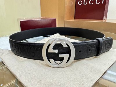 互扣式双G以拉丝调配件亮眼呈现，致敬品牌悠久传承。这款腰带以黑色Gg Supreme帆布匠心打造。 黑色Gg Supreme帆布 黑色皮滚边 本款腰带适用低腰和
