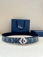 特 宽度4.0Cm 这款腰带扣采用全新的 Cd Diamond 标志造型，以不锈钢打造。可与各式 40 毫米腰带搭配，打造个性造型。