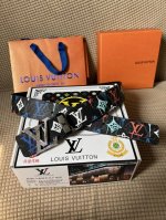 品名：Lv..路易..威登原单 材质：原单牛皮腰带 百分百头层牛皮腰带保证真皮，24K纯钢扣，专柜原单品质、做工精细，时尚大牌，送人自用首选 包装： 请认准如图