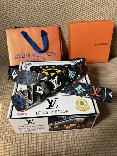 品名：Lv..路易..威登原单 材质：原单牛皮腰带 百分百头层牛皮腰带保证真皮，24K纯钢扣，专柜原单品质、做工精细，时尚大牌，送人自用首选 包装： 请认准如图