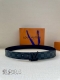 Lv Initiales3.4宽腰带取材 Monogram Eclipse 帆布和素净牛皮，为标志性 Lv 搭扣描绘摩登哑光质感，可令任意造型展露典雅意味 Mo