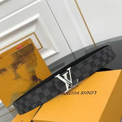 Lv Check 双面腰带以 Damier Infini 压纹皮革和深邃 Damier 帆布演绎两式风尚，再令 Marque L.Vuitton Déposée