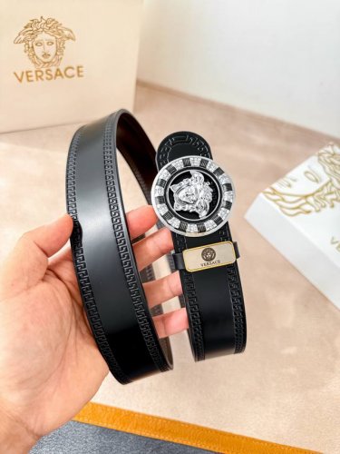 品名：Versace.范思哲原单腰带 皮带 DDD 型号：挂扣，经典人头纯钢材质扣头，头层牛皮，图片实物拍摄 DDD 材料：百分百头层牛皮，保证真皮。24K纯钢