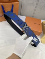 4.0宽 Initiales Everyday 双面腰带令 Louis Vuitton 标识加入经典 Monogram 图案，再以丝滑小牛皮演绎沉稳一面，搭配
