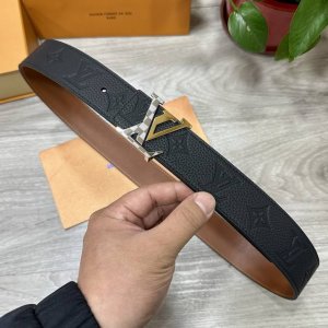 Lv.路易威登 宽40Mm双面原版小牛皮 搭配单钌钯电镀扣 完美的手感.油边 出众的设计.风格 高贵奢华 时尚大方 高清实拍 货真价实 品质保证 双面用