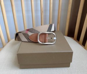 新款 Burberry 巴宝莉专柜同步上新意大利精制腰带 一面为house格纹棉质斜纹面料制成 另一面则纯色光滑皮革打造 宽:3.0Cm 精致优雅 女神的最佳搭