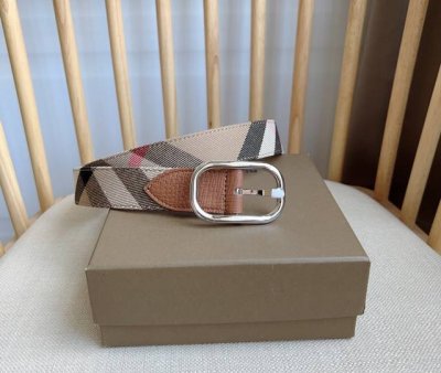 新款 Burberry 巴宝莉专柜同步上新意大利精制腰带 一面为house格纹棉质斜纹面料制成 另一面则纯色光滑皮革打造 宽:3.0Cm 精致优雅 女神的最佳搭