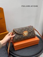 带礼盒 Size：25×13 Lv盾牌包中古款曼哈顿中古腋下包 小金扣占据了主视觉～ 搭配刺绣压花凸显质感又时髦 简单随性，四季适用不过时 真是绝美的一只