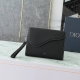 这款 A5 三角手拿包是 Dior 的全新主打单品。采用黑色粒面皮革等材质精心制作，搭配马鞍廓形翻盖，宽敞的拉链隔层可收纳手机，另外还设有卡槽。搭配可拆卸的腕带