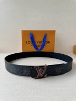 4.0宽作为路易威登备受喜爱的设计之一，Lv Initiales 双面腰带此次拼接明亮牛皮革和 Monogram Eclipse 帆布，以抛光 Lv 字母烤漆间