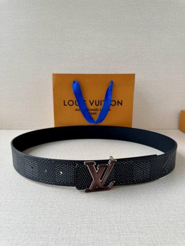 4.0宽作为路易威登备受喜爱的设计之一，Lv Initiales 双面腰带此次拼接明亮牛皮革和 Monogram Eclipse 帆布，以抛光 Lv 字母烤漆间