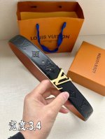 特P190 本款腰带3.4宽 Lv Mirror 双面腰带以摩登笔触释放经典魅力。镜面抛光 Lv 字母搭扣汇聚视觉焦点，牛皮革勾勒优雅线条，实现更多造型可能。