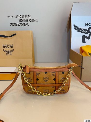 配礼盒 Mcmdelmyvisetos腋下包 Mcm新款麻将包看过来啊！ 宝贝们，这款包包最近出镜率真的特别高！煮志 罗这款包同样是有两根肩带的，一根链条肩带，