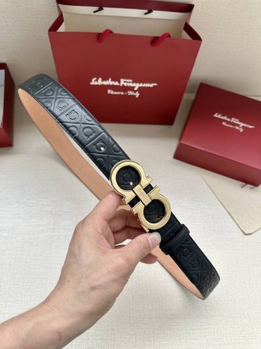 特 P180 菲拉格慕 尺寸:3.4宽 精品专柜扣，真空电镀，工艺精细 带身材质:天然头层修面沙底压花 时尚潮流，尽显品牌个性，质感超赞，手感柔软