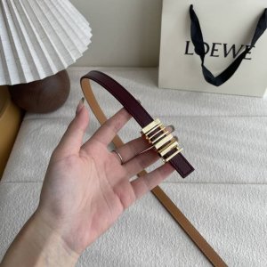 特 Loewe经典牛皮革腰带，亮面Loewe几何腰带扣。宽1.5Cm，Zp开发，细节精致。罗意威这款皮带旁人看到的像是条形码，自己低头看是她的Logo，太喜欢这