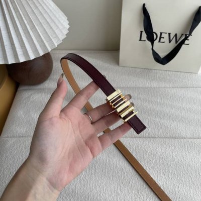 特 Loewe经典牛皮革腰带，亮面Loewe几何腰带扣。宽1.5Cm，Zp开发，细节精致。罗意威这款皮带旁人看到的像是条形码，自己低头看是她的Logo，太喜欢这