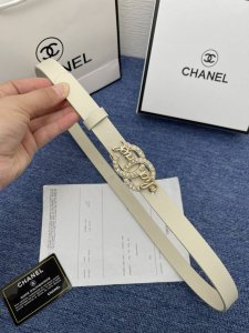 品牌香奈儿女带 描述双面原版皮可调节式皮带，小牛皮材质，配有钯金色和银色钢金属扣 牛皮材质 不锈钢 香奈儿扣 2.0厘米 意大利制造 腰带为意大利尺寸，请在购买
