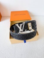 品名 Lv..路易..威登腰带皮带原单 型号 挂扣 经典纯钢材质挂扣 头层牛皮 图片实物拍摄 材料 头层牛皮 挂扣系列 纯钢材质扣头 钯镀电镀工艺永不掉色 经典
