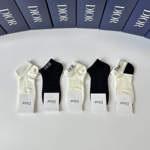 特 配专柜包装 Dior 迪奥 新款中短筒袜堆堆袜袜子！一盒五双，专柜同步筒袜袜子，大牌出街，潮人必备超好搭