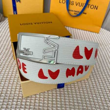 寬40Mm 同步新款！Lv Shape雙面腰帶以全新togo荔枝紋小牛皮 壓花絲印而成的藍色大logo圖案 搭配亮光lv Shape搭扣 外形時尚.正裝和便裝皆 - 点击图像关闭