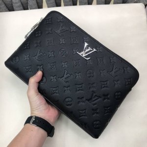 断货王专柜官网同步新款 Lv 休闲必备手包 出货顶级进口牛皮手感一流全新升级五金配可拆卸手柄带容量杠杠滴功能性十分强哦！ 尺寸 19-29，黑色 型号：1042