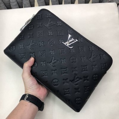 断货王专柜官网同步新款 Lv 休闲必备手包 出货顶级进口牛皮手感一流全新升级五金配可拆卸手柄带容量杠杠滴功能性十分强哦！ 尺寸 19-29，黑色 型号：1042