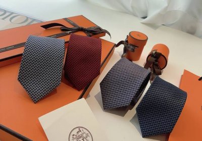 领带新款出货啦爱马仕男士新款领带系列，让男士可以充分展示自己个性。100%顶级斜纹真丝手工定制