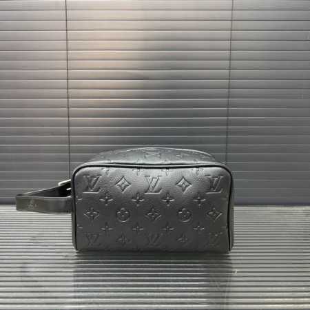 Louisvuitton 路易威登 Lv压花洗漱包袋 手拿包 化妆包 经典百搭 实物拍摄 原厂原版面料 配送防尘袋 礼盒 13 X 23 Cm。 - 点击图像关闭