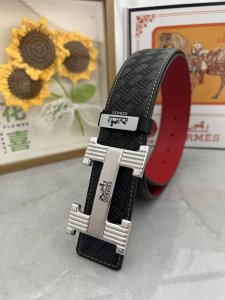 品名：Versace.范思哲 材质：原单牛皮腰带 百分百头层牛皮腰带保证真皮，24K纯钢扣，专柜原单品质、做工精细，时尚大牌，送人自用首选 包装： 请认准如图专