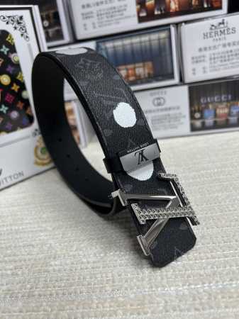 品名：Lv..路易..威登 材质：原单牛皮腰带 百分百头层牛皮腰带保证真皮，24K纯钢扣，专柜原单品质、做工精细，时尚大牌，送人自用首选 包装： 请认准如图专柜 - 点击图像关闭