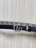 2025秋冬系列焕新演绎富有辨识度的Gg Marmont系列。这款双面腰带采用Gg Supreme与皮革材质匠心打造，缀饰双G搭扣。 商品细节 一面为米色和深棕