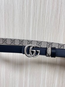 2025秋冬系列焕新演绎富有辨识度的Gg Marmont系列。这款双面腰带采用Gg Supreme与皮革材质匠心打造，缀饰双G搭扣。 商品细节 一面为米色和深棕