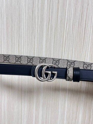 2025秋冬系列焕新演绎富有辨识度的Gg Marmont系列。这款双面腰带采用Gg Supreme与皮革材质匠心打造，缀饰双G搭扣。 商品细节 一面为米色和深棕