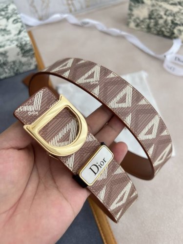 品名：迪奥. Dior.原单 腰带 皮带 型号：挂扣，原版经典双色挂扣，实物拍摄，头层牛皮 材料：百分百头层牛皮，保证真皮。双面可用专柜同等质量，原版经典新款花