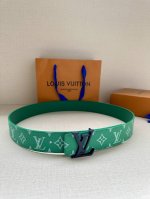 特 Lv Initiales 4.0宽双面腰带是 年春夏男装系列的配饰。Taga 皮革触感柔软，与另一面的Monogram 帆布碰撞色彩。同色 Lv 字母以抛光