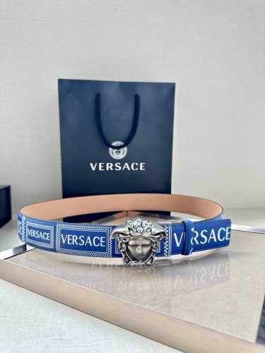 p230 皮带宽度3.8Cm Versace 此皮带，配有立体La Medusa双面搭扣，一面饰有Barroco印花。 la Medusa搭扣 腰带环 里/面料